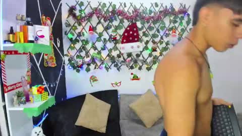 Snapshot of emilicollinss chatting on 12/12/24, 05:31 EMILI AND GIN online show from 12/12/24, 05:31