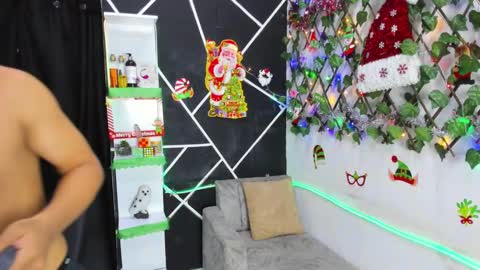 Snapshot of emilicollinss chatting on 12/20/24, 07:33 EMILI AND GIN online show from 12/20/24, 07:33