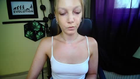 Snapshot of emilly_xkiss chatting on 06/24/26, 12:37 Emilly online show from 06/24/26, 12:37
