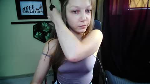Snapshot of emilly_xkiss chatting on 06/25/26, 06:18 Emilly online show from 06/25/26, 06:18