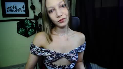 Snapshot of emilly_xkiss chatting on 07/19/26, 06:17 Emilly online show from 07/19/26, 06:17