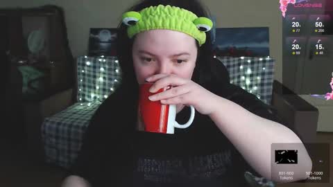 Snapshot of emillybones chatting on 12/21/25, 08:38 Emily online show from 12/21/25, 08:38