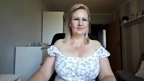 Snapshot of emillykiss chatting on 05/23/26, 08:29 EmillyLove online show from 05/23/26, 08:29