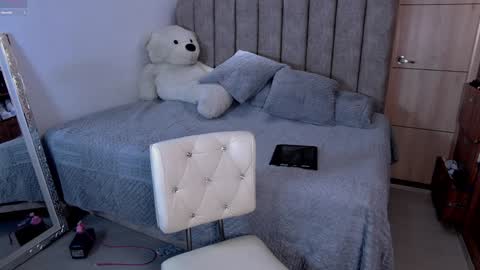 Snapshot of emily_____ chatting on 10/28/25, 12:14 emily valentina online show from 10/28/25, 12:14