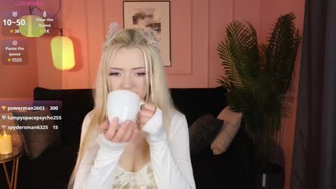 Snapshot of emily_air chatting on 12/25/24, 07:45 Emily online show from 12/25/24, 07:45