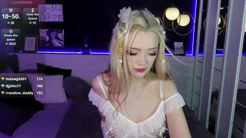 Snapshot of emily_air chatting on 01/31/25, 03:09 Emily online show from 01/31/25, 03:09