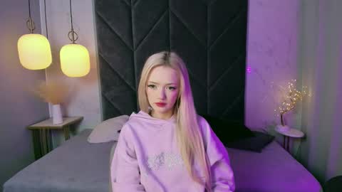 Snapshot of emily_air chatting on 09/28/25, 03:39 Emily online show from 09/28/25, 03:39