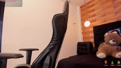 Snapshot of emily_brown04 chatting on 11/11/25, 12:05 emily_brown04 online show from 11/11/25, 12:05