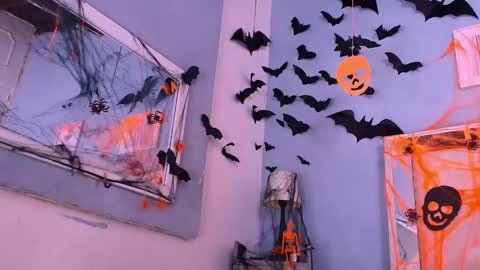 Snapshot of emily_castillo1_ chatting on 10/27/25, 04:27 emily_castillo1_ online show from 10/27/25, 04:27