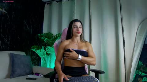 Snapshot of emily_foxx01 chatting on 05/07/26, 10:48 Emily foxx01 online show from 05/07/26, 10:48