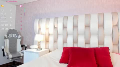 Snapshot of emily_hill___ chatting on 02/19/25, 04:12 EMILY Monday 5-2 am From Tuesday to Friday5-1 am Colombia time online show from 02/19/25, 04:12