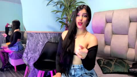 Snapshot of emily_jones3 chatting on 02/06/25, 01:54 Emily online show from 02/06/25, 01:54