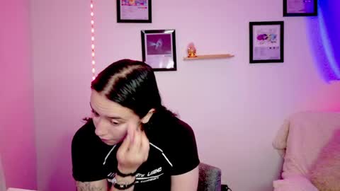 Snapshot of emily_lindey_ chatting on 06/17/26, 06:38 Emily Lindey online show from 06/17/26, 06:38
