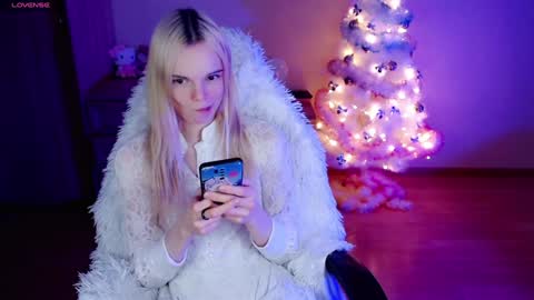 Snapshot of emily_nyaffe chatting on 12/23/24, 12:35 Lia online show from 12/23/24, 12:35