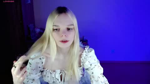 Snapshot of emily_nyaffe chatting on 01/17/25, 10:12 Lia online show from 01/17/25, 10:12