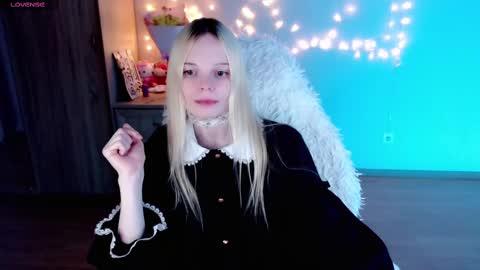 Snapshot of emily_nyaffe chatting on 02/21/25, 11:54 Lia online show from 02/21/25, 11:54