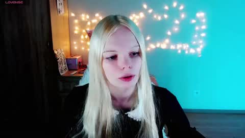 Snapshot of emily_nyaffe chatting on 02/27/25, 09:47 Lia online show from 02/27/25, 09:47