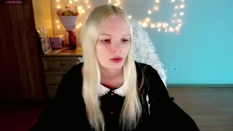 Snapshot of emily_nyaffe chatting on 02/28/25, 12:20 Lia online show from 02/28/25, 12:20