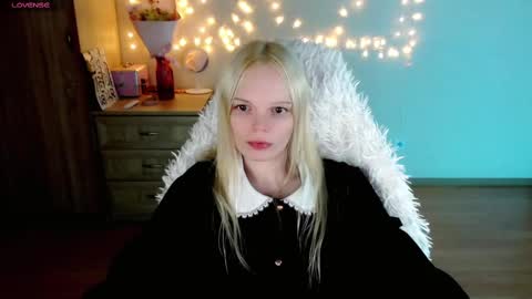 Snapshot of emily_nyaffe chatting on 02/28/25, 03:26 Lia online show from 02/28/25, 03:26