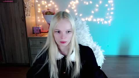 Snapshot of emily_nyaffe chatting on 03/03/25, 03:42 Lia online show from 03/03/25, 03:42