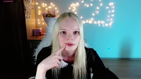 Snapshot of emily_nyaffe chatting on 03/03/25, 06:44 Lia online show from 03/03/25, 06:44