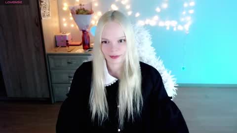 Snapshot of emily_nyaffe chatting on 03/04/25, 08:16 Lia online show from 03/04/25, 08:16