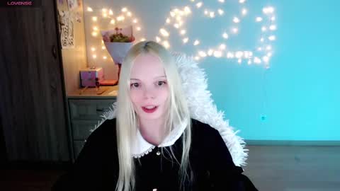 Snapshot of emily_nyaffe chatting on 03/04/25, 11:22 Lia online show from 03/04/25, 11:22