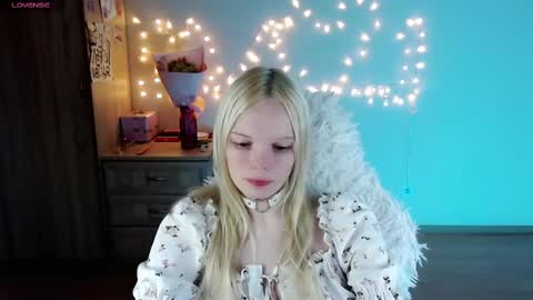 Snapshot of emily_nyaffe chatting on 03/10/25, 12:04 Lia online show from 03/10/25, 12:04