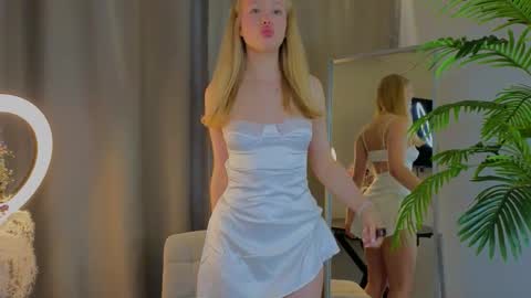 Snapshot of emily_shepard chatting on 09/22/25, 01:40 emily shepard online show from 09/22/25, 01:40