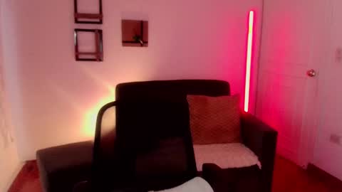 Snapshot of emily_swan_04 chatting on 02/27/25, 04:21 Emily Swan online show from 02/27/25, 04:21