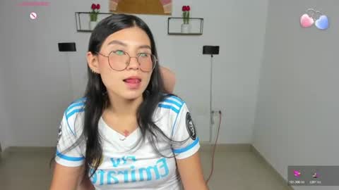 Snapshot of emily_villamil_ chatting on 07/15/26, 09:42 Emi online show from 07/15/26, 09:42