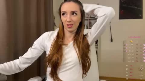 Lia online show from 11/23/25, 09:25