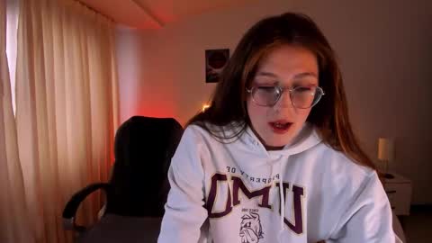 emily_warren__ online show from 09/30/25, 08:58