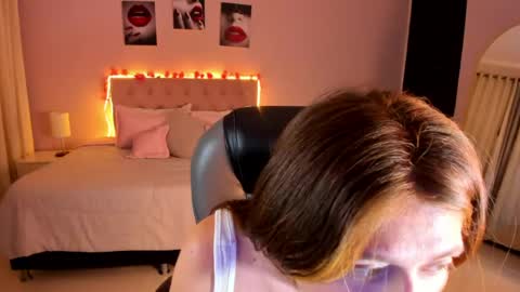 emily_warren__ online show from 04/22/26, 09:05