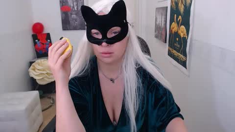 Snapshot of emily_york18 chatting on 02/13/25, 10:12 Emily online show from 02/13/25, 10:12