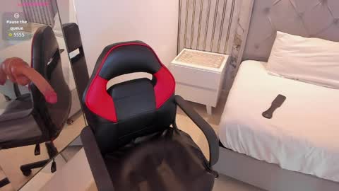  E M Y L Y  online show from 04/22/26, 01:01