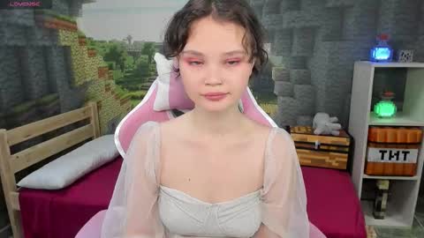 Snapshot of emilychaves chatting on 09/18/25, 07:05 Emilyhaves online show from 09/18/25, 07:05