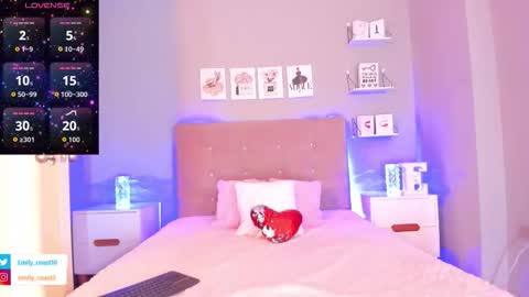 Snapshot of emilycoast chatting on 12/14/25, 03:50 Emi Fit online show from 12/14/25, 03:50