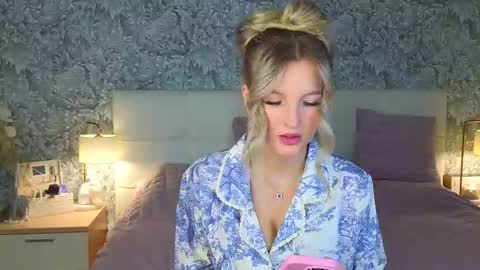 Snapshot of emilydancee chatting on 11/07/25, 04:23 emilydancee online show from 11/07/25, 04:23