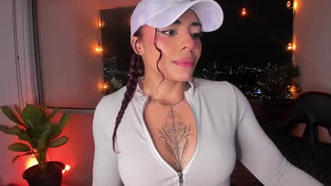 Snapshot of emilyfitness8 chatting on 12/23/24, 03:18 emily online show from 12/23/24, 03:18