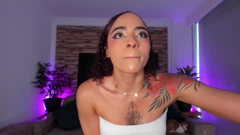 Snapshot of emilyfitness8 chatting on 11/25/25, 08:42 emily online show from 11/25/25, 08:42