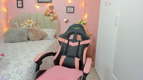 Snapshot of emilyharrix chatting on 11/15/25, 10:37 Emily online show from 11/15/25, 10:37