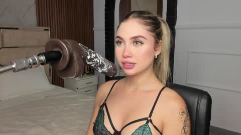 Snapshot of emilyhendrix_ chatting on 01/30/25, 07:26 Emily Hendrix online show from 01/30/25, 07:26