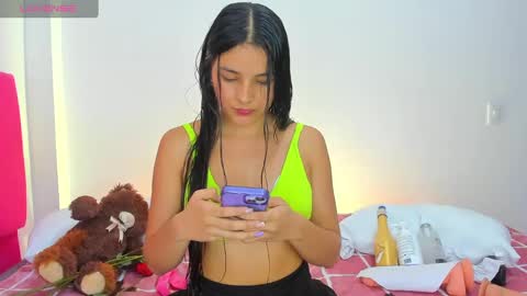 Snapshot of emilyjonss chatting on 02/16/25, 10:32 Emily online show from 02/16/25, 10:32