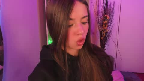 Snapshot of emilykarterr chatting on 12/19/24, 06:56 VALEEEN online show from 12/19/24, 06:56