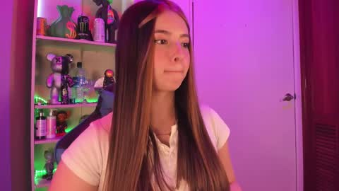 Snapshot of emilykarterr chatting on 12/31/24, 04:14 VALEEEN online show from 12/31/24, 04:14