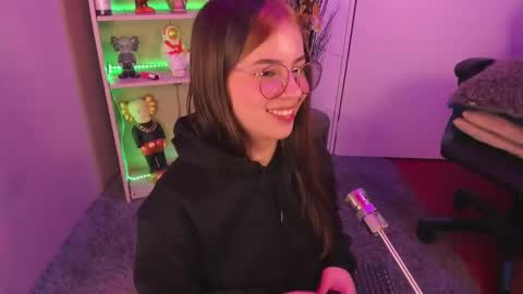 Snapshot of emilykarterr chatting on 01/04/25, 04:00 VALEEEN online show from 01/04/25, 04:00