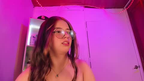 Snapshot of emilykarterr chatting on 01/05/25, 04:06 VALEEEN online show from 01/05/25, 04:06