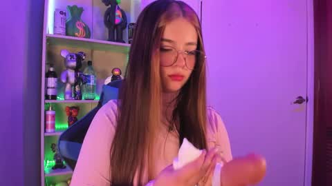 Snapshot of emilykarterr chatting on 01/19/25, 03:53 VALEEEN online show from 01/19/25, 03:53