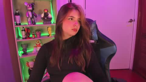 Snapshot of emilykarterr chatting on 02/16/25, 08:00 VALEEEN online show from 02/16/25, 08:00